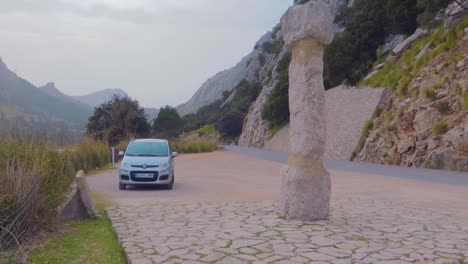 Ein-Einzelnes-Auto,-Das-Am-Picknickpunkt-Des-Weges-Von-Mallorca,-Spanien,-An-Der-Küste-Geparkt-Ist