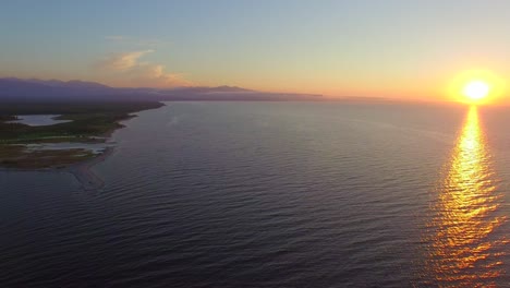 fotografía aérea. asentamiento en la orilla del lago baikal. vydrino