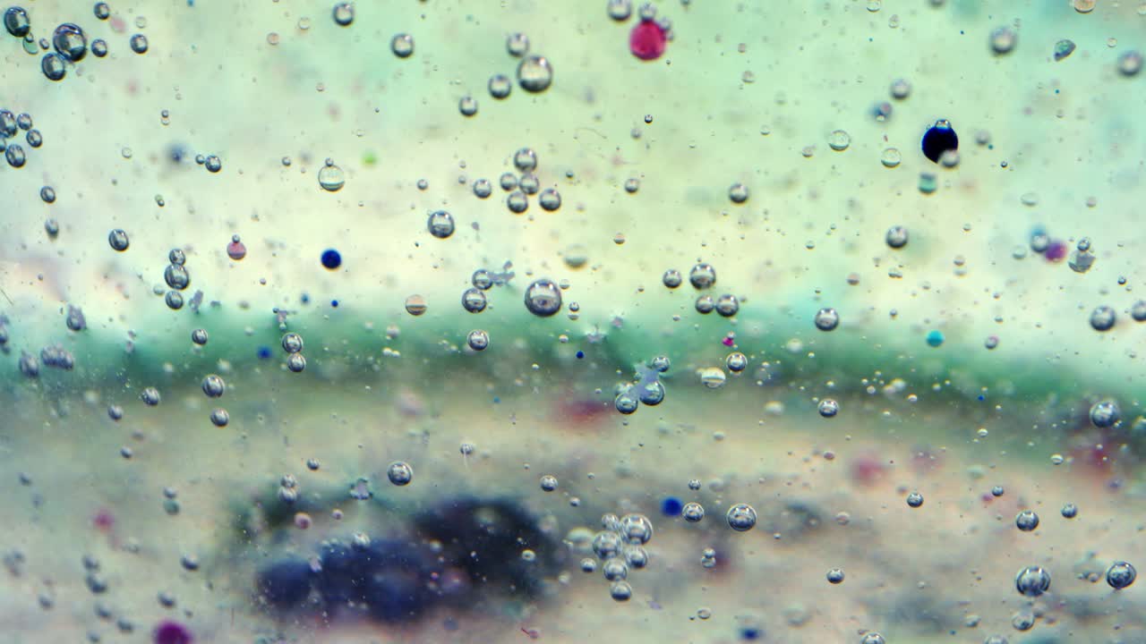 burbujas en aceite y agua con tinta detrás del vidrio