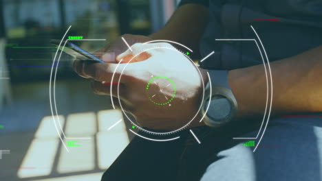 animación del escaneo del alcance sobre el hombre caucásico usando un teléfono inteligente