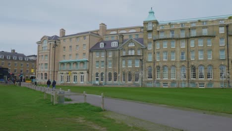 icónico edificio histórico de ladrillo y vidrio en cambridge, inglaterra