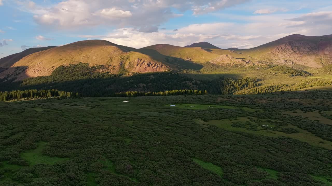 에어리얼 트럭  ⁇ 은 구아넬라 패스의 서사시적인 숲의 녹색과 콜로라도 산맥의 부드러운 굴러가는 산맥을 확립합니다.