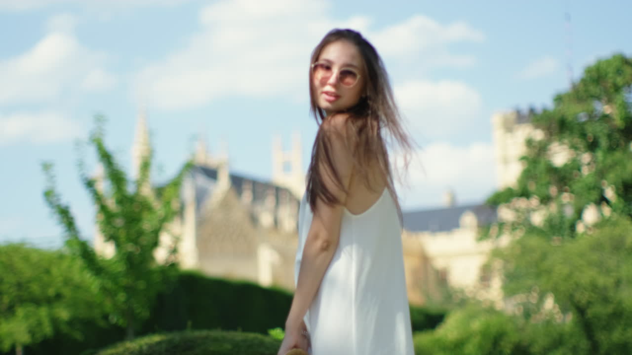 야외에서  드레스를 입은 여자