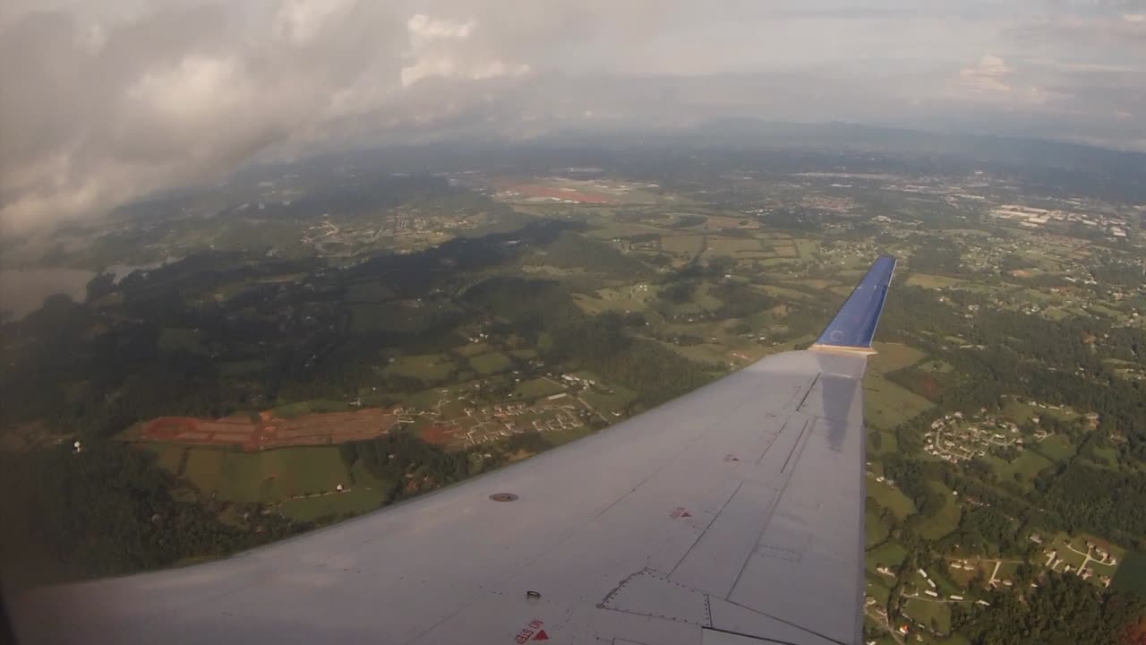 vuelo a reacción a través de las nubes visto desde el interior