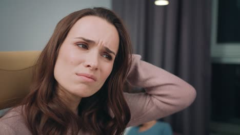 cara de madre estresada. primer plano de mujer molesta mirando la pantalla de la computadora