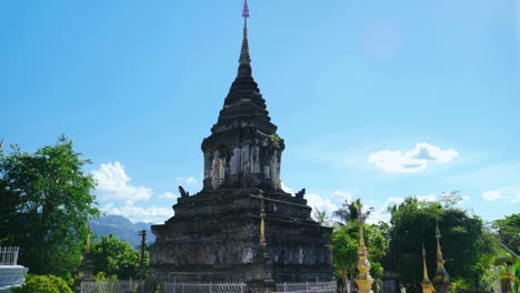 antigua estupa en la ciudad de luang prabang, patrimonio mundial de la unesco, laos