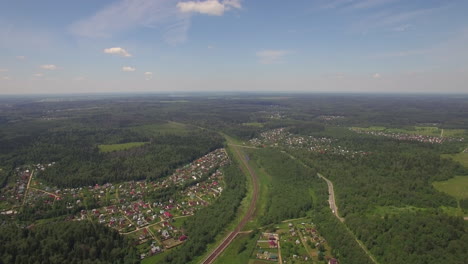 Toma-Aérea-De-Casas-De-Verano-En-El-Bosque-Rusia