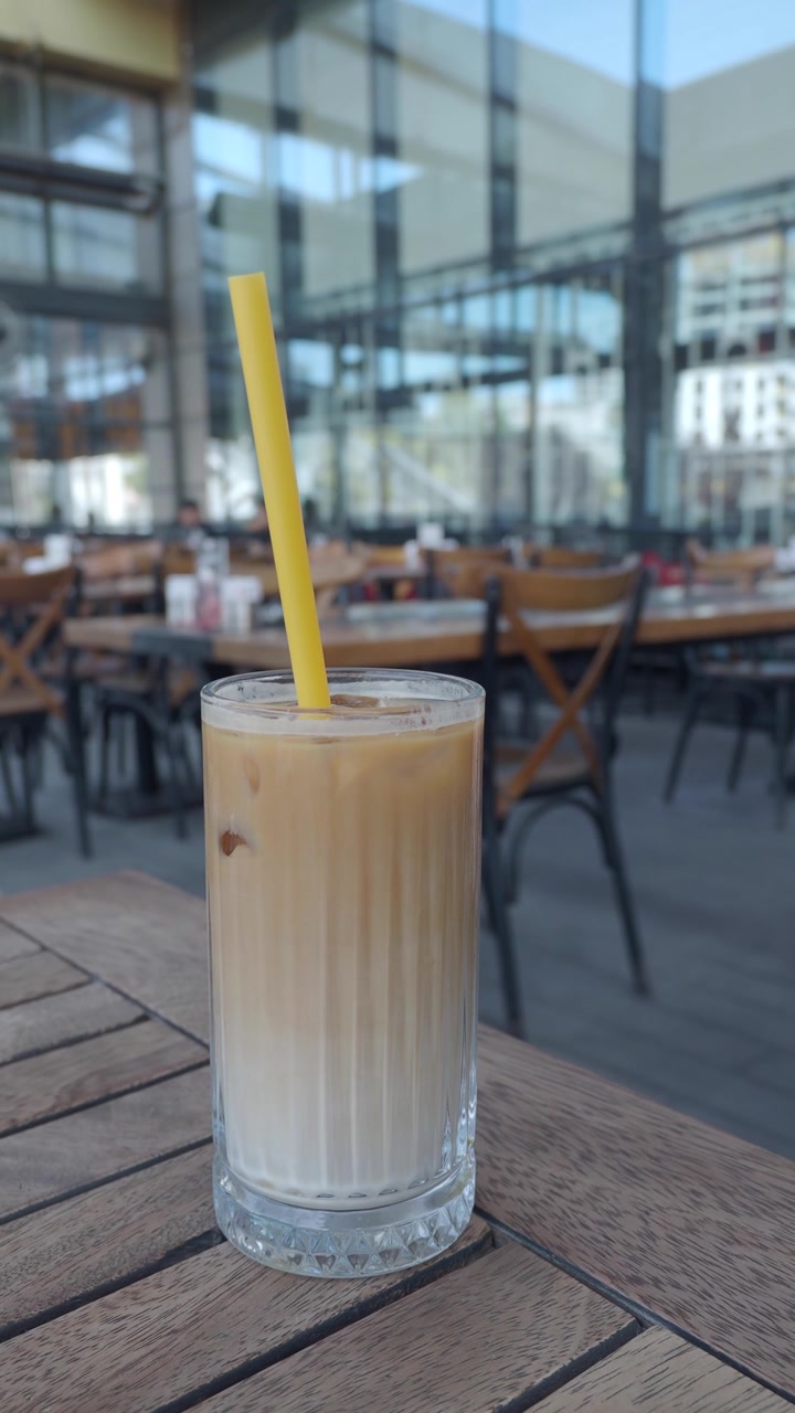Açık Hava Kafede Ahşap Masadan Buzlu Latte Alan El
