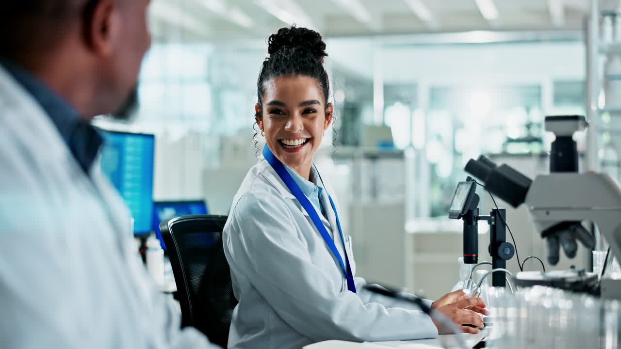 Scienziati che lavorano in un laboratorio