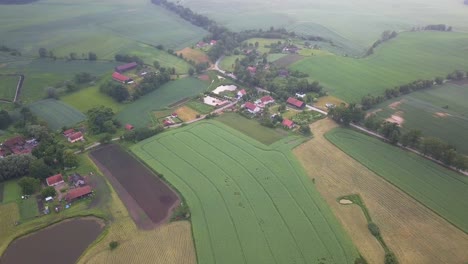 Toma-Aérea-Del-Campo-En-Un-Día-Nublado