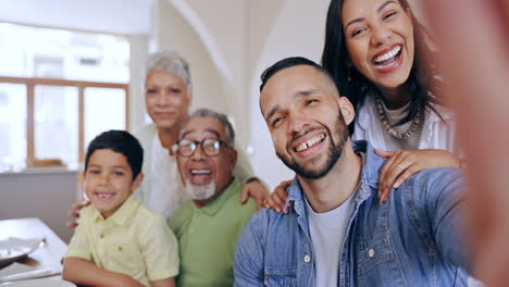 Familia-Feliz,-Selfie-Y-Almuerzo-Para-Celebración