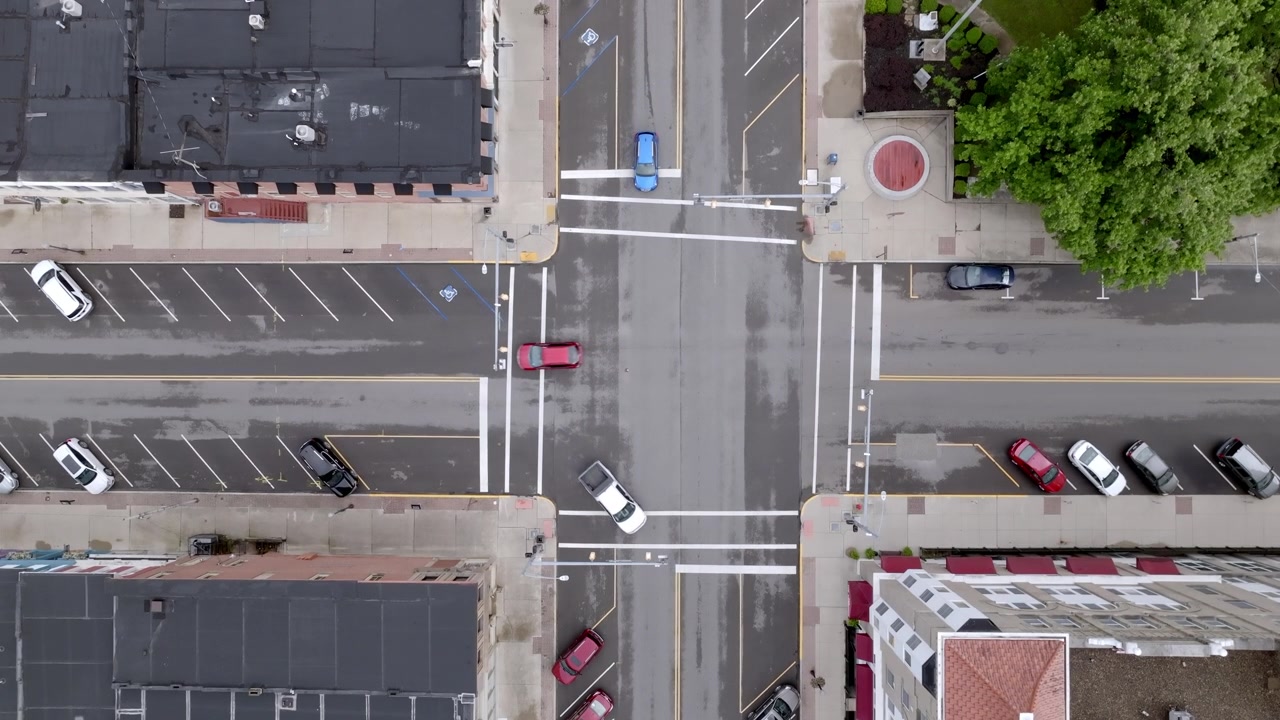 Jackson, Ohio traffic at a downtown intersection with drone video overhead.
