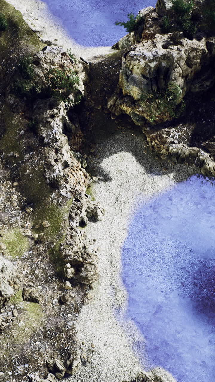 Terreno costiero astratto con formazioni d'acqua color pastello e terrazze di sale