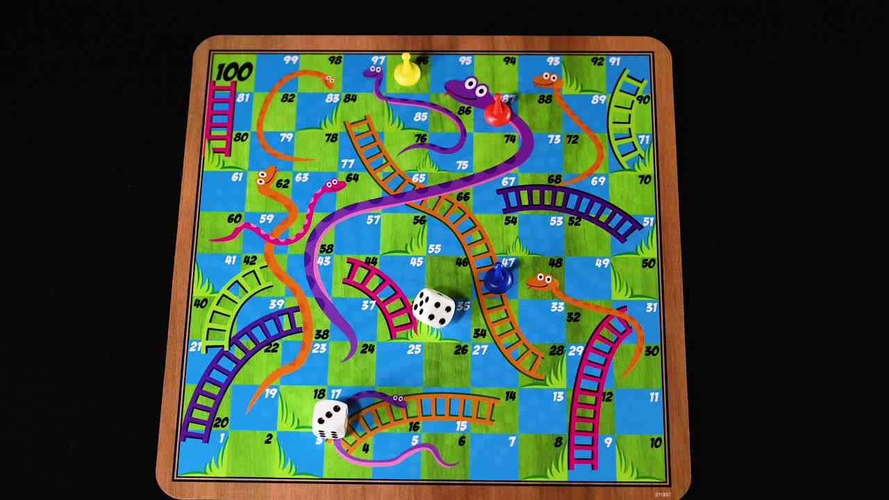 손은 과 사다리 보드에 조각을 이동