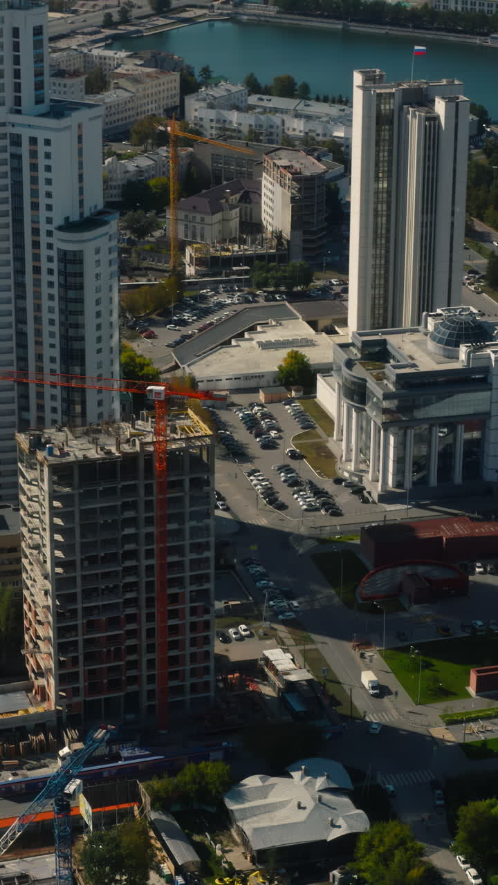 vista aérea de una ciudad con construcción