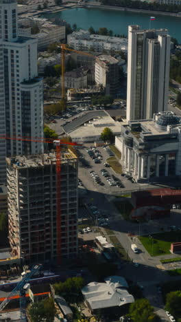 vista aérea de una ciudad con construcción