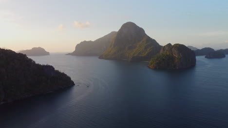 Vista-Aérea-De-Islas-Tropicales-Durante-La-Puesta-De-Sol