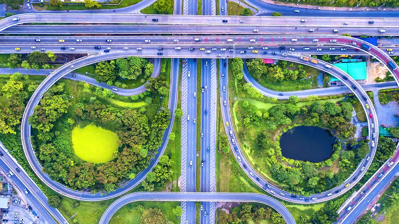 고속도로, 고속도로 및 고속도로의 항공 시각 시간 지연 밤의 교차로의 세부 사항
