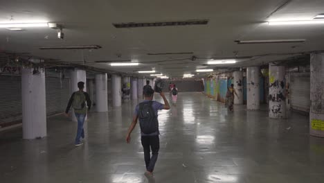 Paso-Subterráneo-Con-Viajeros-En-La-Estación-De-Tren-Csmt-En-Mumbai,-India-1