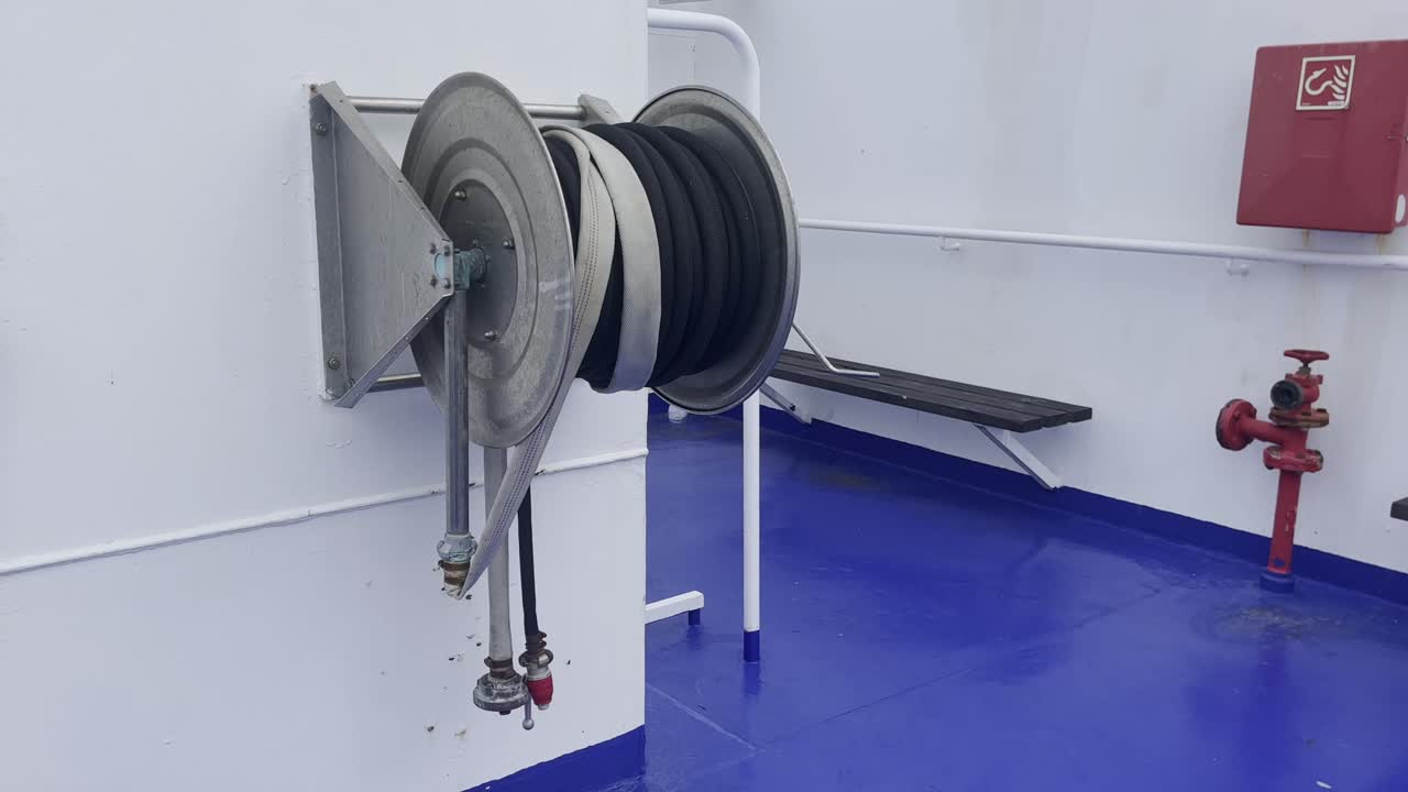 바다에서 여객 페리에서 드럼에 물 호스 굴러