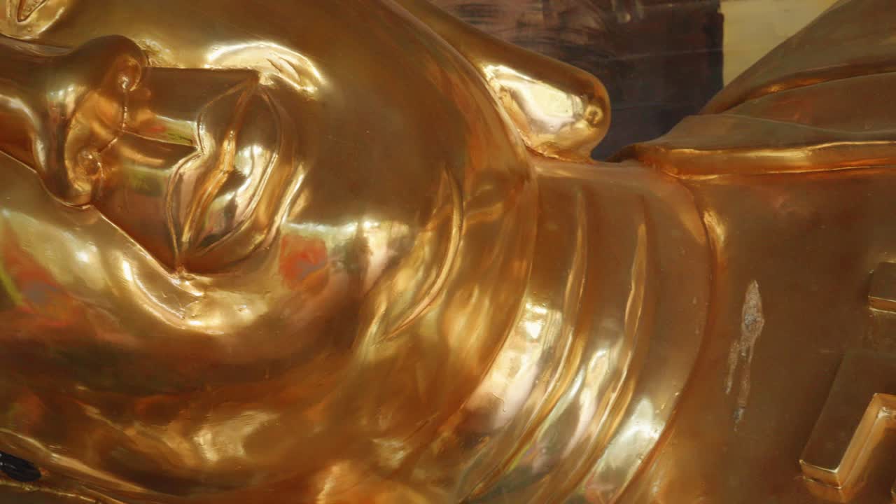 Buddha dorato sdraiato con simbolo della svastica a Da Lat, Vietnam