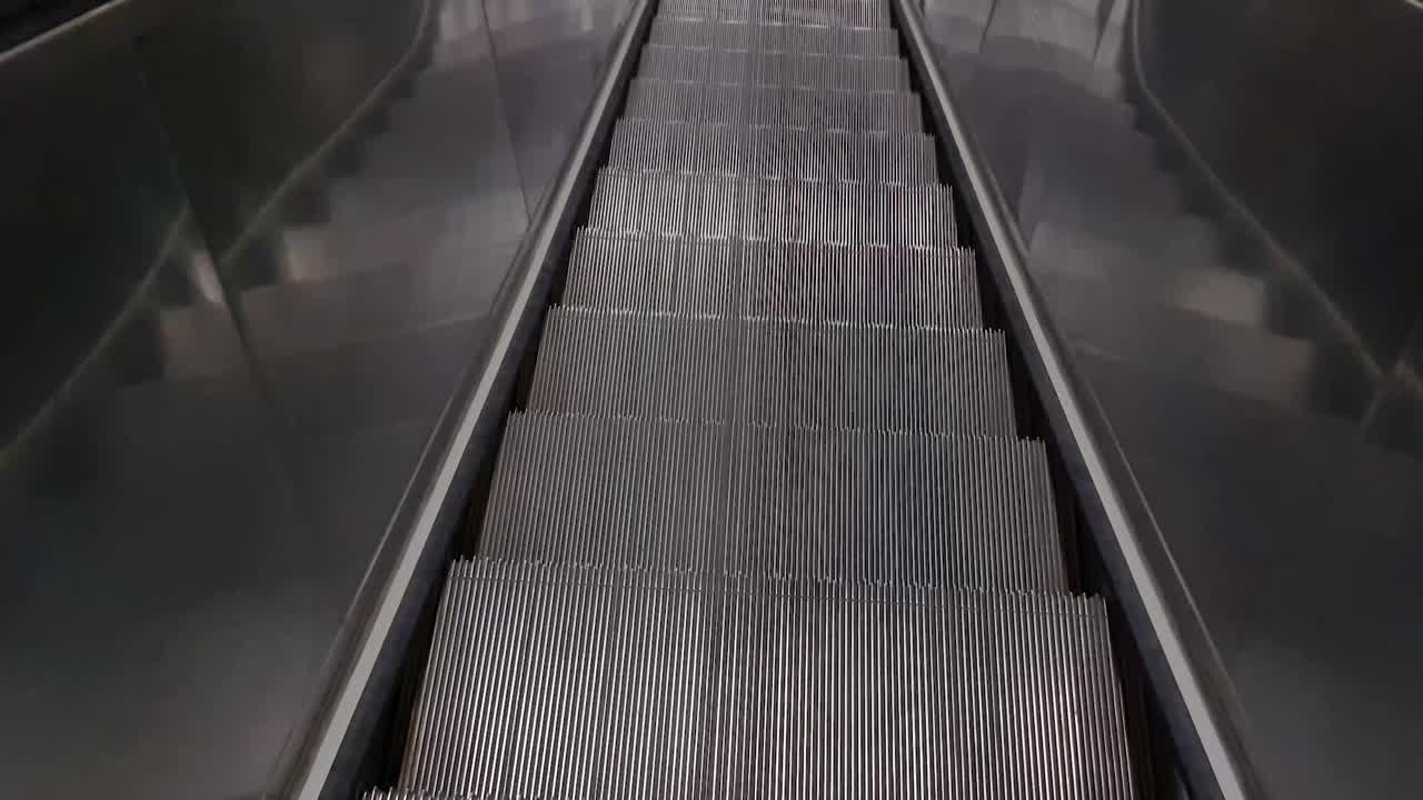 2022년 4월 10일 뉴델리 메트로 역에서 새벽에 평평한 각도에서 올라가는 고립된 움직이는 에스컬레이터 비디오