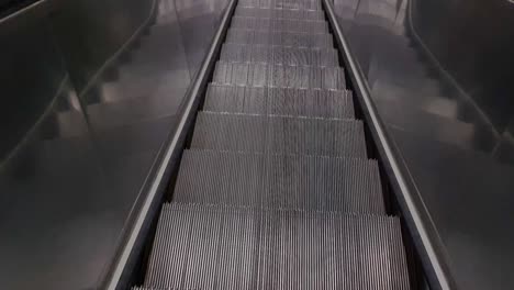 Escalera-Mecánica-Móvil-Aislada-Que-Sube-Desde-Un-ángulo-Plano-En-La-Mañana-Video-Tomado-En-La-Estación-De-Metro-De-Nueva-Delhi-Nueva-Delhi-India-El-10-De-Abril-De-2022