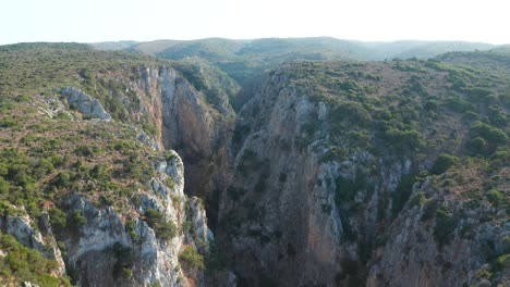 Cañón-Rocoso-Revela-Toma-Del-Castillo-Palaiochora-Kythira,-Grecia