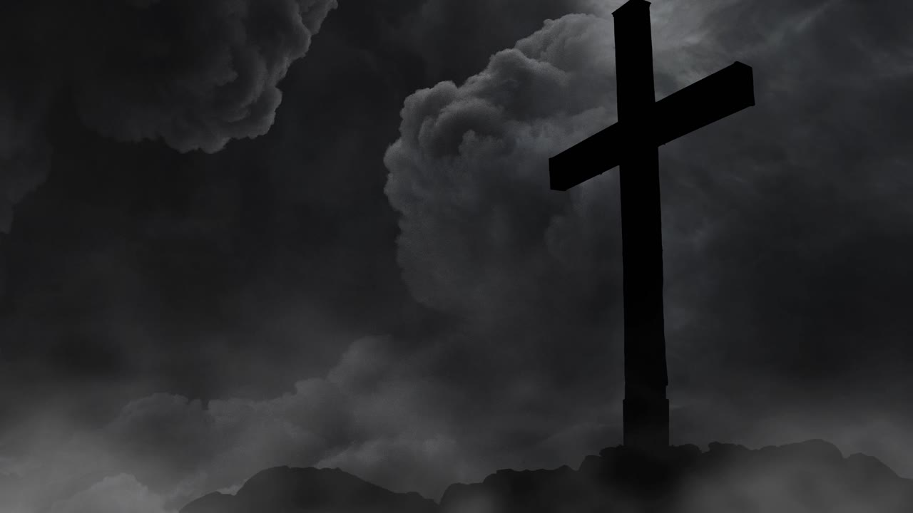silueta de una cruz en una roca con nubes de tormenta en el fondo 4k