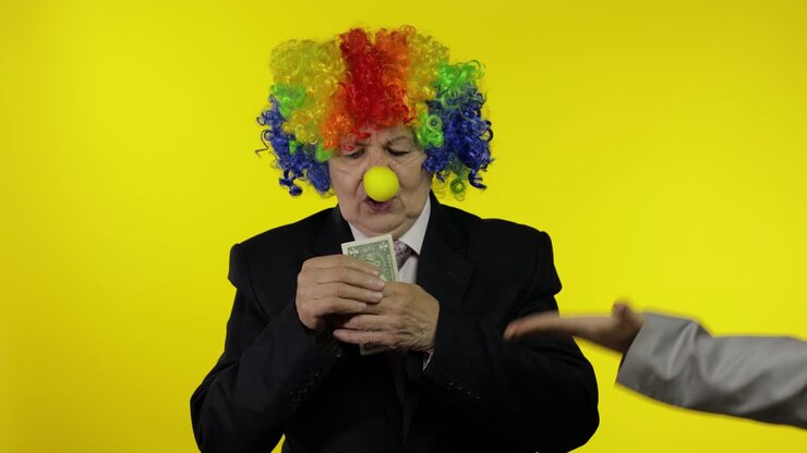 Imprenditrice clown con parrucca che tiene in mano un dollaro di guadagno e lo perde.