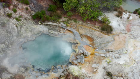 tomada aérea de drones de las fuentes termales geotérmicas naturales volcánicas de furnas en sao miguel en las islas azores, océano atlántico - portugal