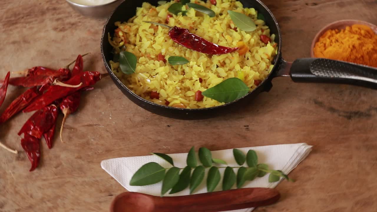 receta india kanda poha con preparación