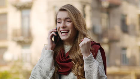 Glückliche-Frau,-Die-Im-Freien-Tolle-Neuigkeiten-Per-Telefon-Hört.-Aufgeregtes-Mädchen,-Das-Smartphone-Benutzt.