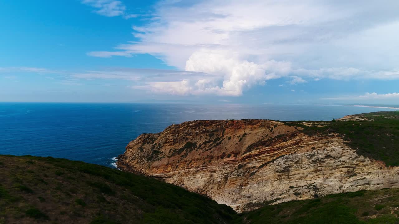 vista aérea de un increíble cañón y playa