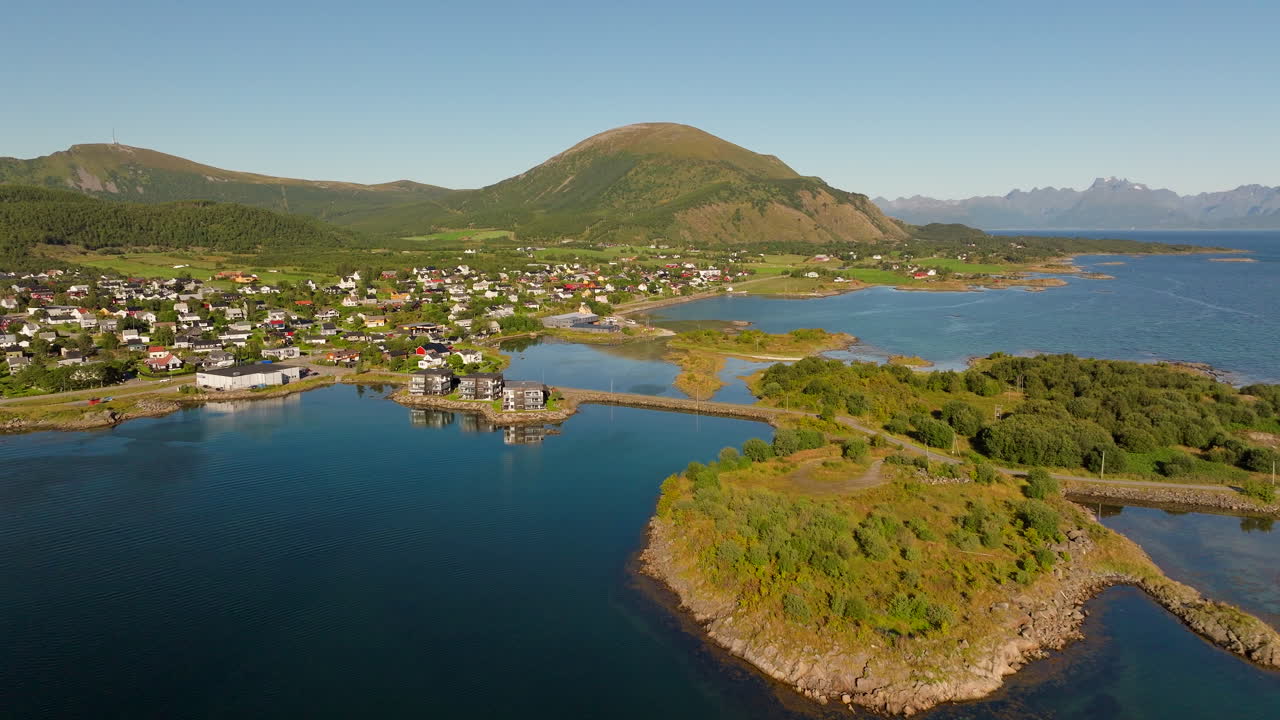 Melbu By, Lofoten, Norge. Vidstrakt kystlandsby set fra luften. Rejsemål.
