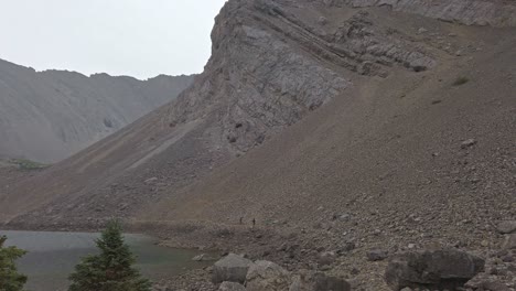 excursionistas en la distancia estanque de montaña pan rockies kananaskis alberta canada