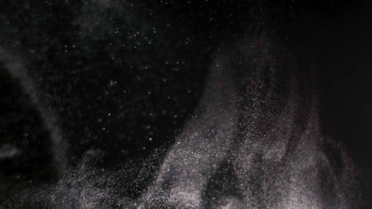 검은 바탕에 분리 된 파우더