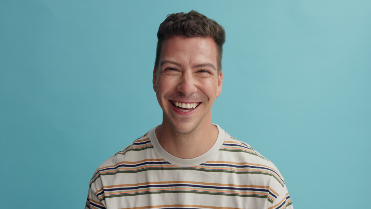 줄무 셔츠를 입은 웃는 남자