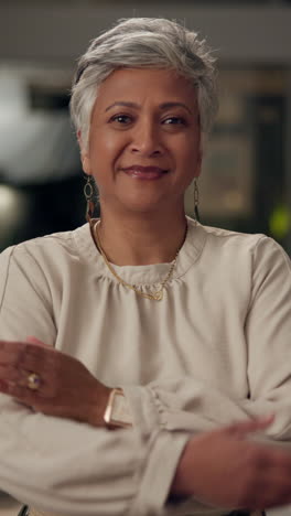 una mujer de negocios sonriente y segura.