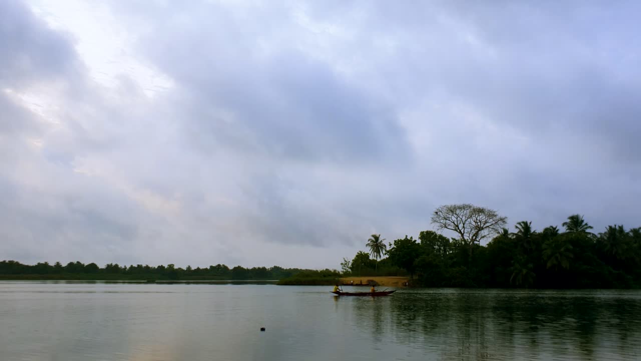 silueta de botes de remos de pescadores y rumbo a la captura de peces durante la madrugada