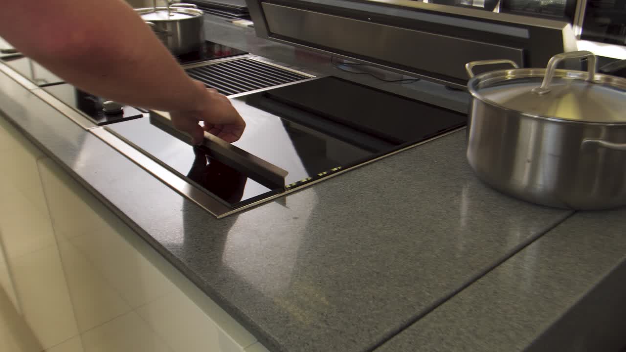 Moderne kookplaat met ingebouwde apparatuur