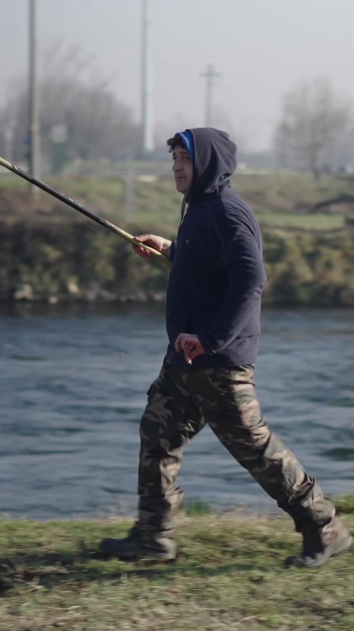 Seorang pria memancing di sungai