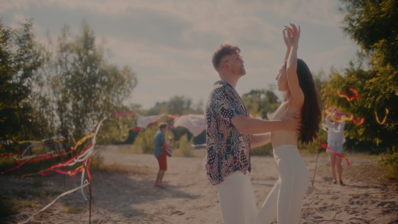 joven y mujer bailando bachata íntimamente en la playa