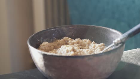 gachas de avena fresca en un bol con cuchara