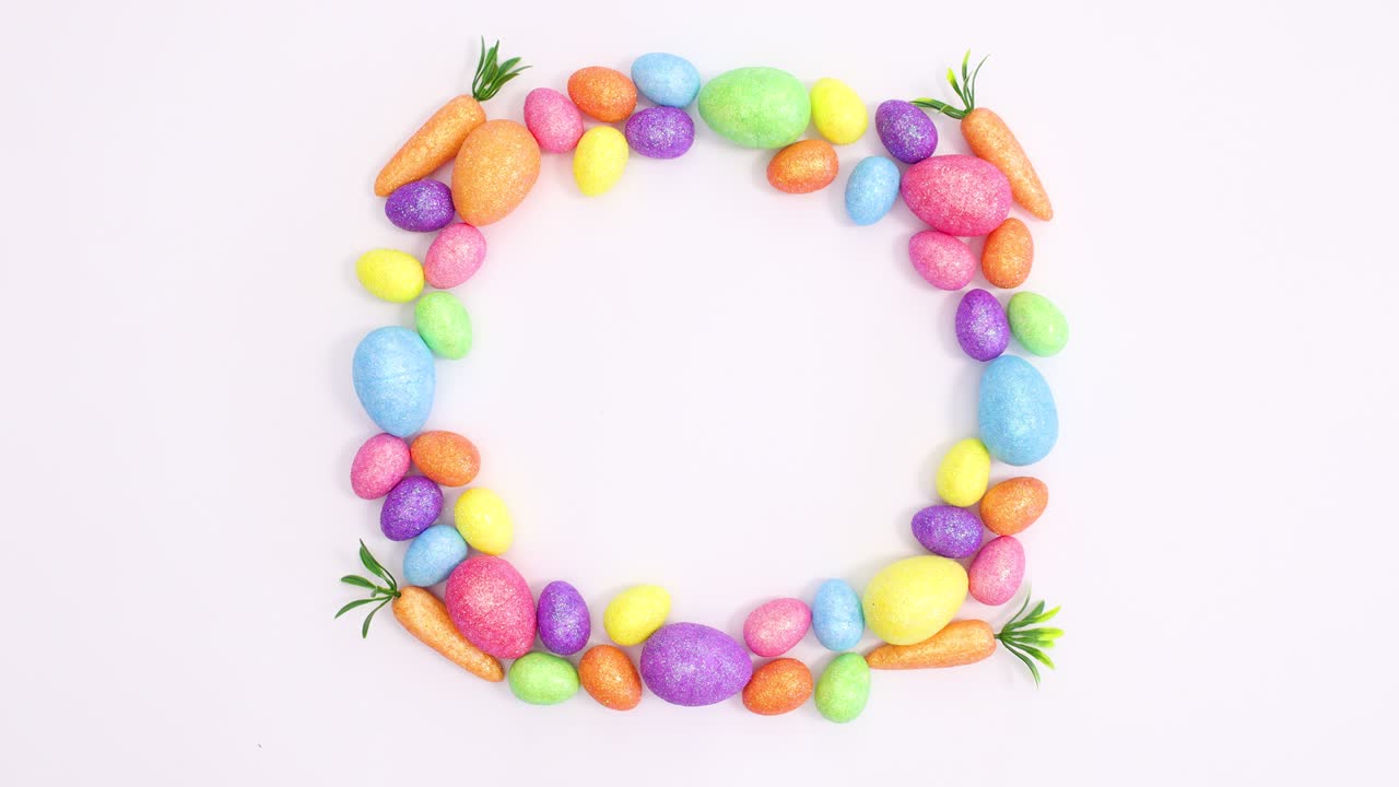Cornice creativa e vivace con spazio per il testo, fatta di uova di Pasqua su cerchio. Flat lay in stop motion
