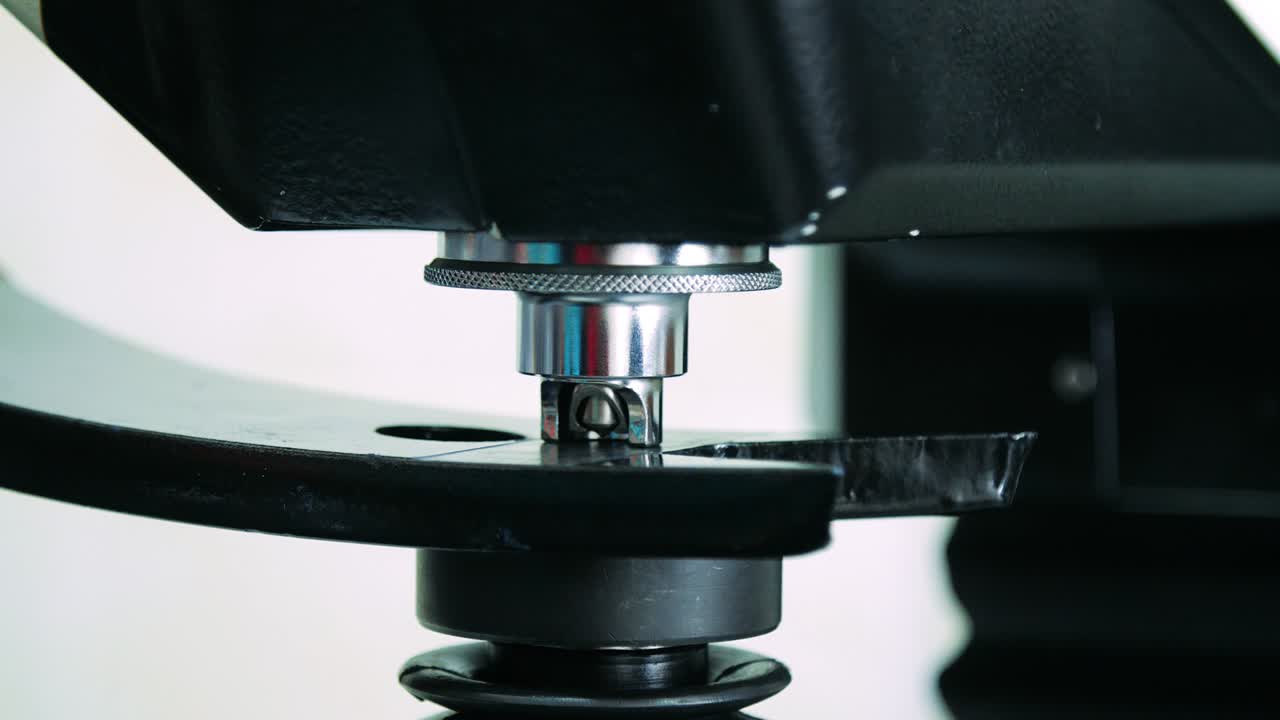 작업실에서 프레스 기계를 작동하는 노동자. 특수 공장 장비