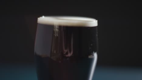 Cerca-De-Una-Pinta-De-Cerveza-Negra-Irlandesa-En-Vidrio-Para-Celebrar-El-Día-15-De-San-Patricio