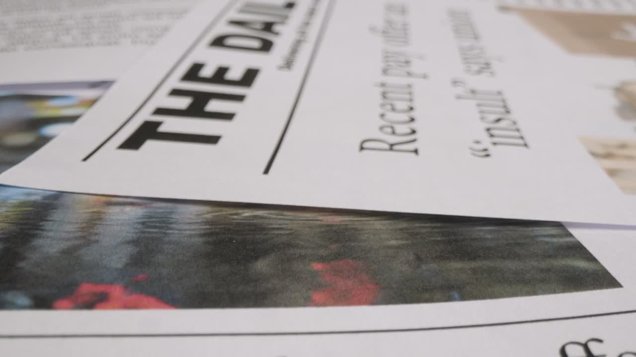 노동 조합 분쟁에서 파업 조치를 논의하는 신문 헤드라인 6