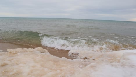 Las-Olas-Rompen-A-Lo-Largo-De-Las-Orillas-Heladas-Del-Lago-Michigan-En-Un-Día-Ventoso-En-Manistee