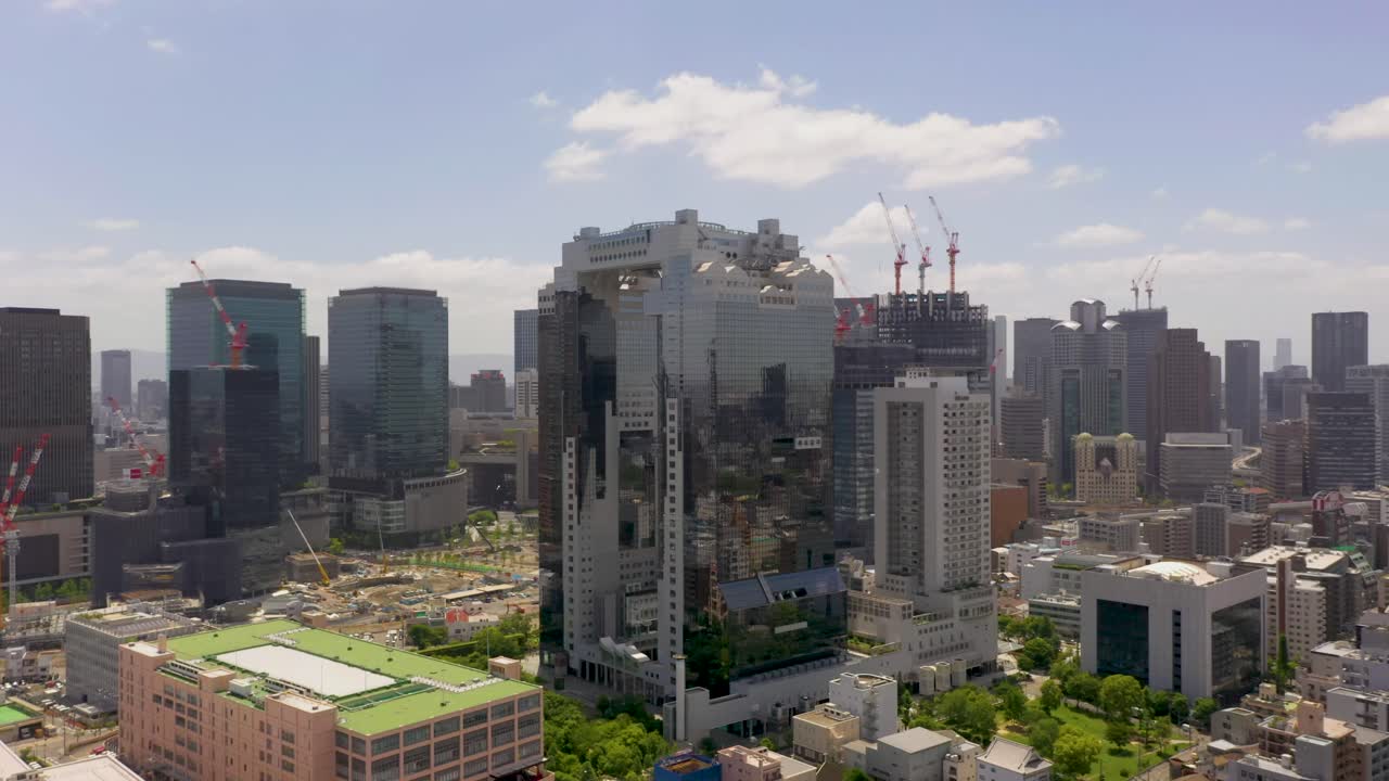 asombrosa imagen aérea de osaka, punto de referencia del edificio del cielo de umeda con el horizonte, los rascacielos y la ciudad de osaka, japón